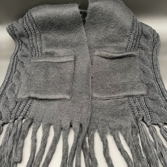 Women’s Fringe Pocket Scarf Blanket  NWOT - Picture 3 of 6